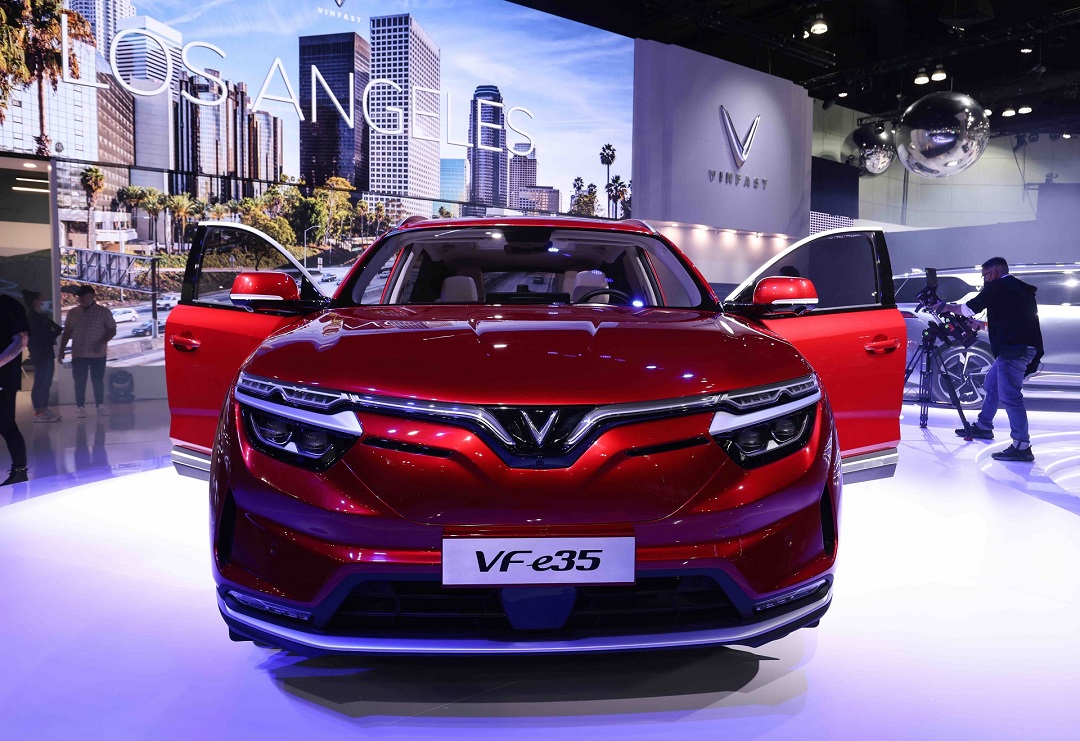 Hình ảnh VinFast VF 8 (VF e35) màu đỏ thực tế tại Los Angeles Auto Show